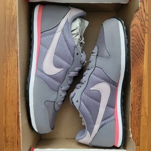 BNIB Women's Nike Genicco sneakers, size 7 in grey/pink